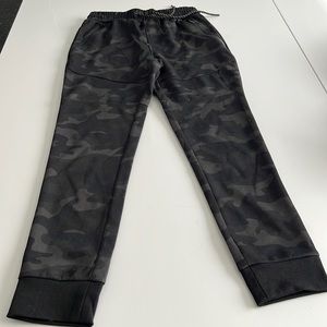 White tag camouflage jogger